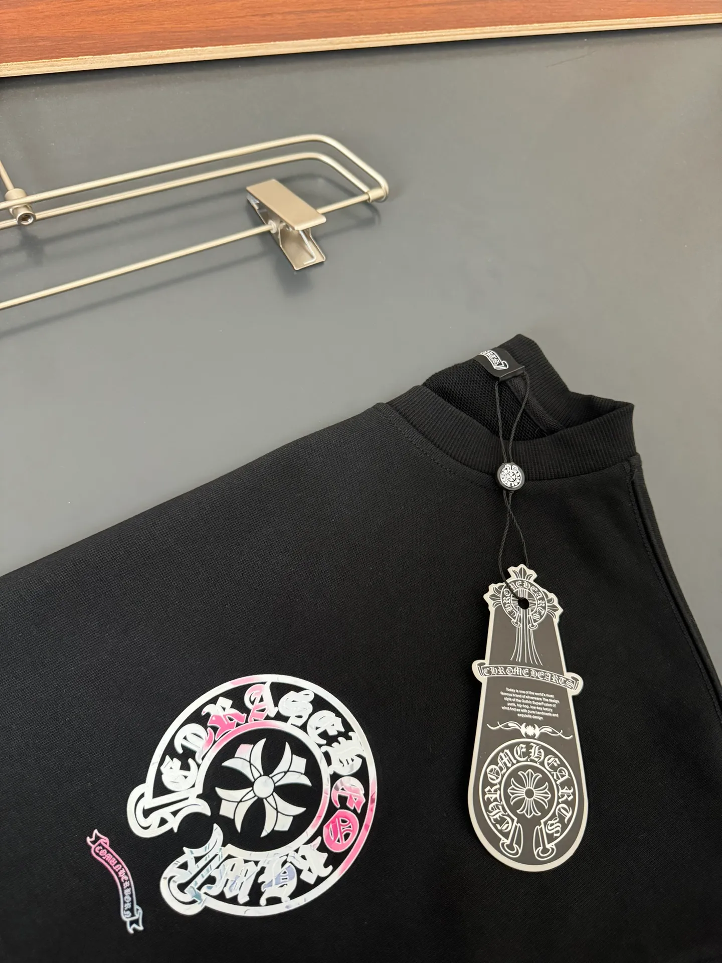 P240 Chrome Hearts*Chrome Hearts* The latest round-neck fashionable long-sleeved sweatshirt for autumn and winter, with printed logo design and 400 grams of pure cotton fabric! It is close to the skin and comfortable, durable and easy to wear. The original factory craftsmanship is meticulous. It is a must-have for casual wear. Size S M L XL XXL